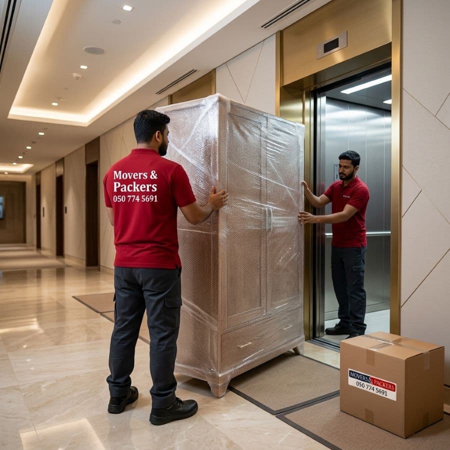 فريق موفرز آند باكرز ينقل اثاث الشقق في مبنى سكني حديث بدبي الإمارات